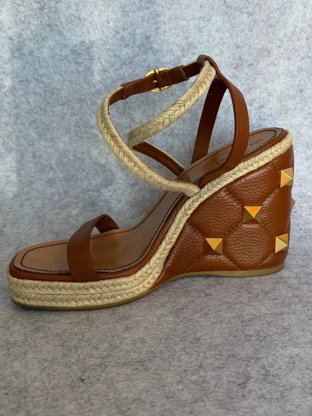 •4 Valentino Garvani Roman Stud Quilted Wedge Espadrille Sandals 39